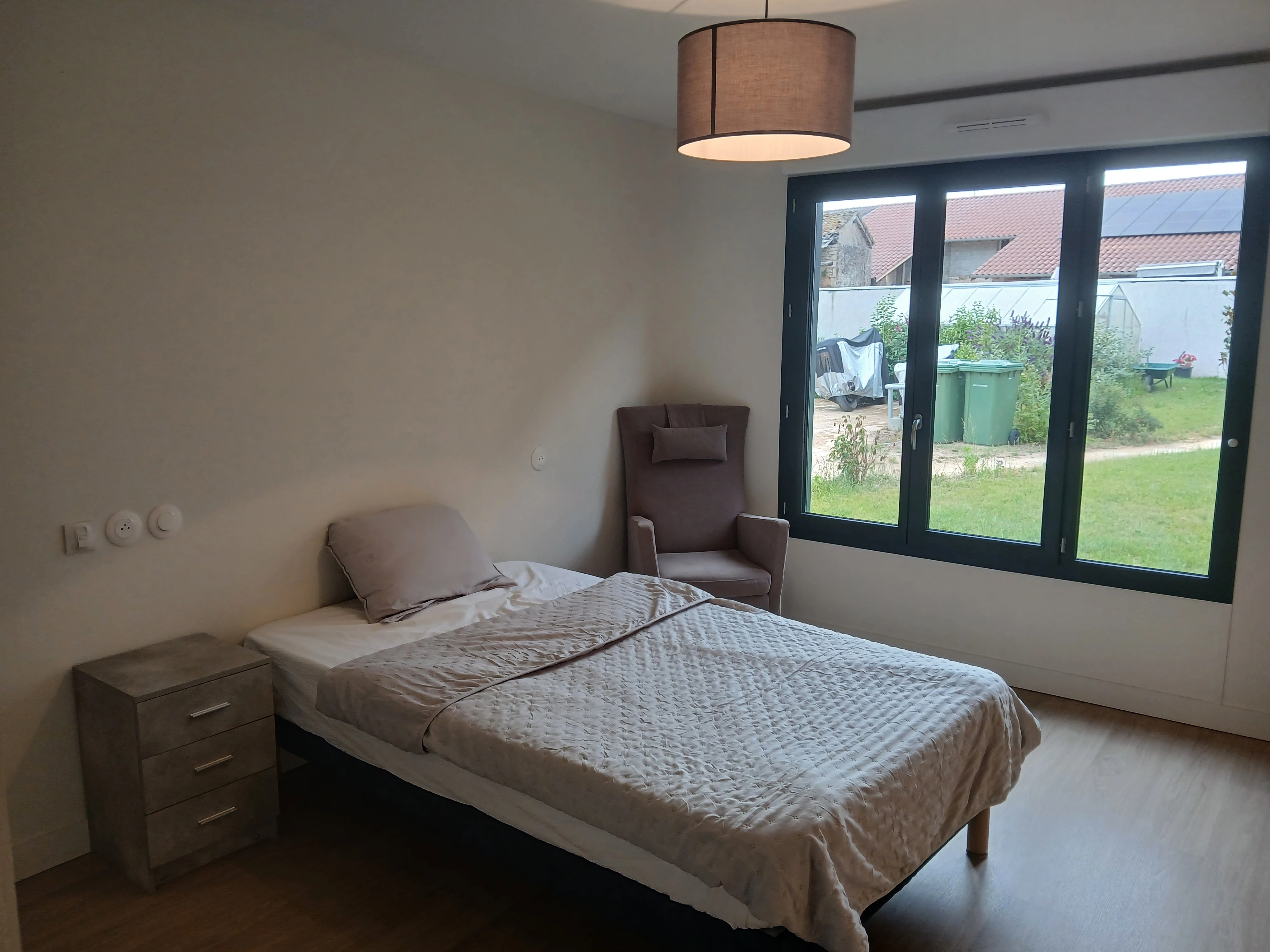 Une chambre privée et lumineuse pour les personnes accueillies à Boz